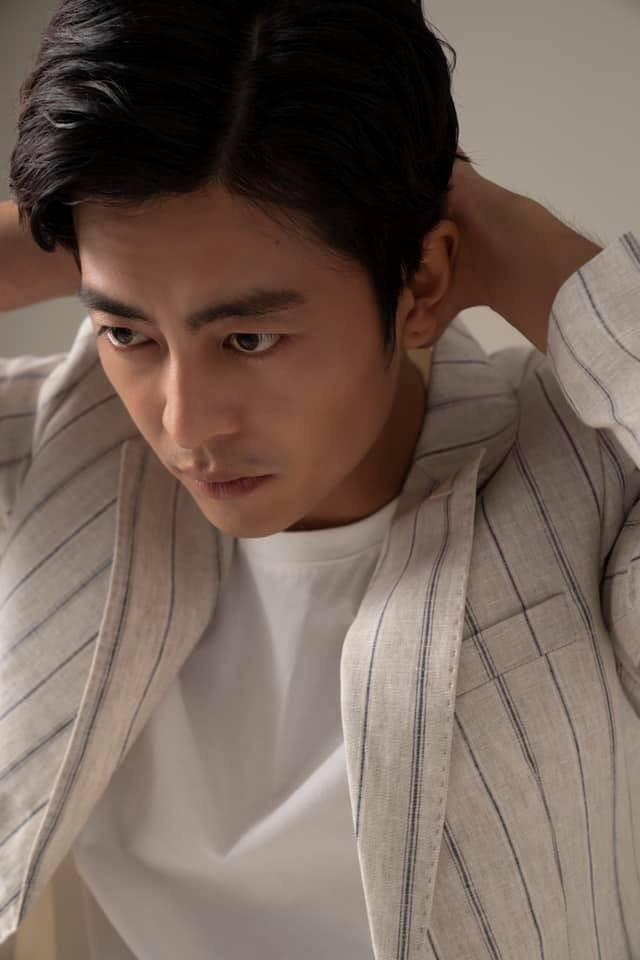 Nam diễn viên xây dựng phong cách chỉn chu, giản dị nhưng vẫn toát lên sự lịch lãm, phù hợp với hình ảnh người đàn ông trưởng thành trên phim.