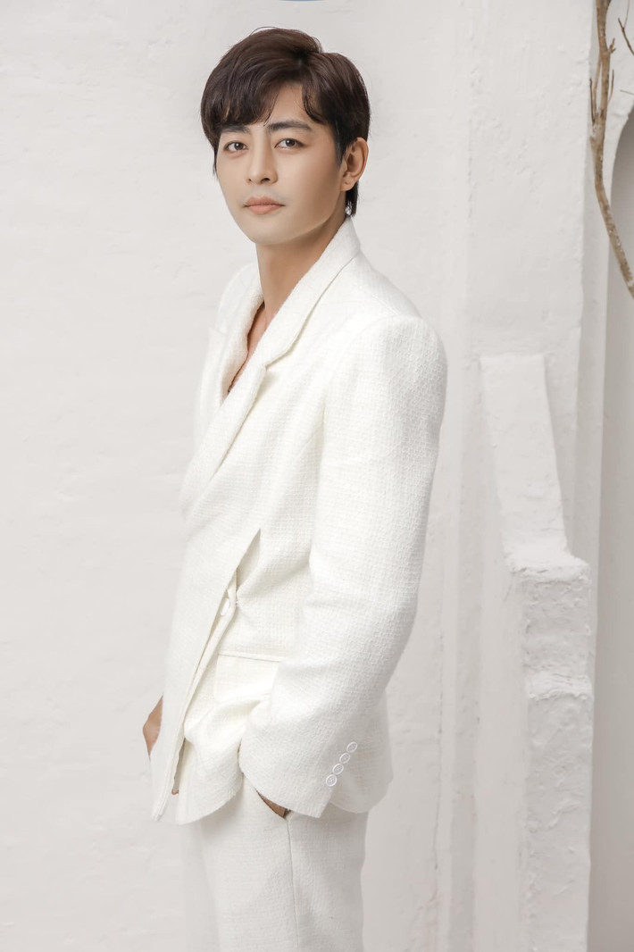 Trên màn ảnh, Quốc Huy được đánh giá cao nhờ lối diễn tiết chế, thiên về nội tâm, phù hợp với những vai diễn có chiều sâu tâm lý.