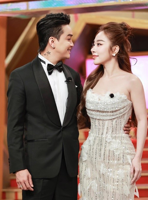 Vợ chồng TiTi ngày càng dính như sam. Ảnh: FB TiTi.