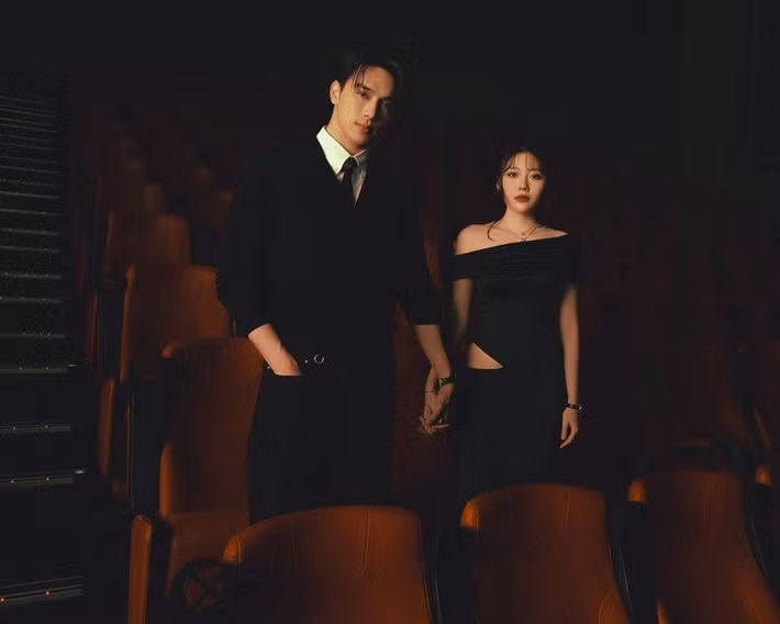 Uyển Ân chia sẻ trên VOV, cô cao 1m68 trong khi Thuận Nguyễn cao 1m88. Đạo diễn đã khéo léo xử lý bằng góc máy và thủ pháp dàn dựng, giúp hình ảnh trên màn ảnh trở nên hài hòa. Ảnh: FB Uyển Ân.