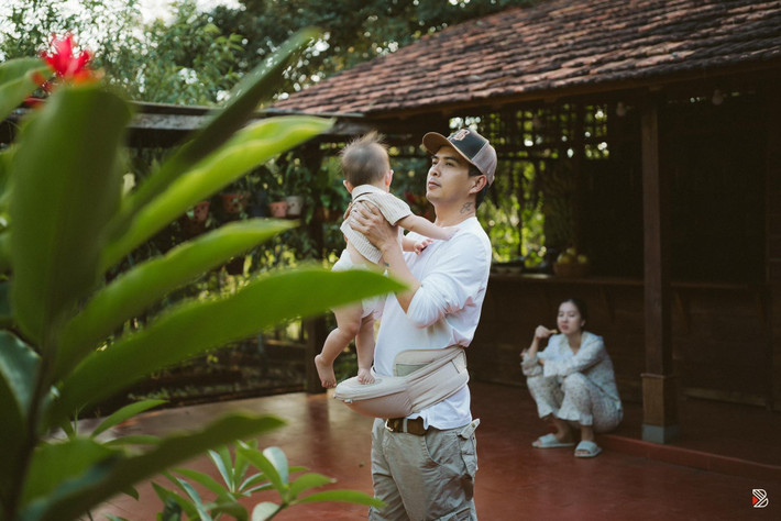 Sau khi chào đón con trai đầu lòng, Hồ Quang Hiếu luôn đồng hành, san sẻ cùng vợ trong việc chăm sóc và nuôi dạy con. Ảnh: FB Tuệ Như.