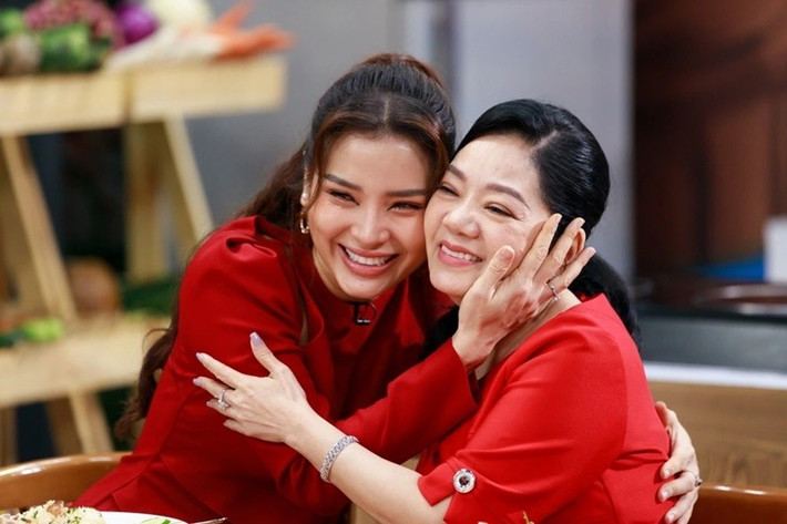 Phương Trinh Jolie được mẹ chồng yêu thương như con gái. Ảnh: VOV.