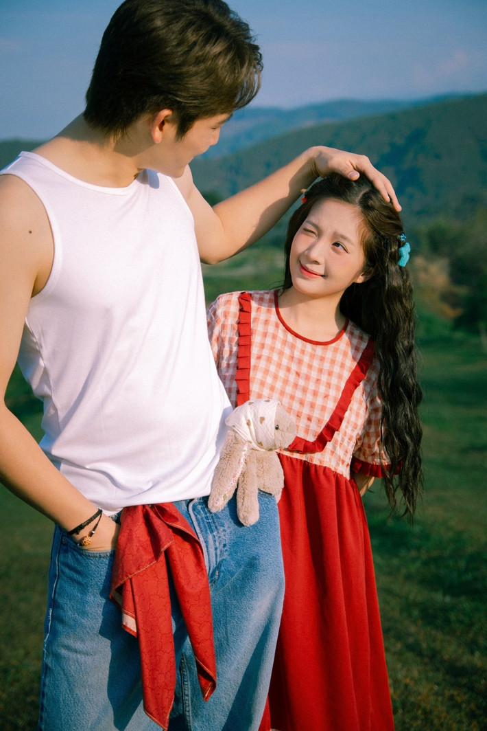 Đình Tú và Ngọc Huyền kết hôn năm 2025. Theo Tiền Phong, trong hôn lễ, Đình Tú tiết lộ rằng vợ chồng anh lần đầu gặp nhau trong phòng thu âm bài hát cho chương trình Gặp gỡ diễn viên truyền hình phát sóng dịp Tết. Khi ấy, cả hai chỉ chào hỏi xã giao mà thôi. Ảnh: FB Đình Tú.