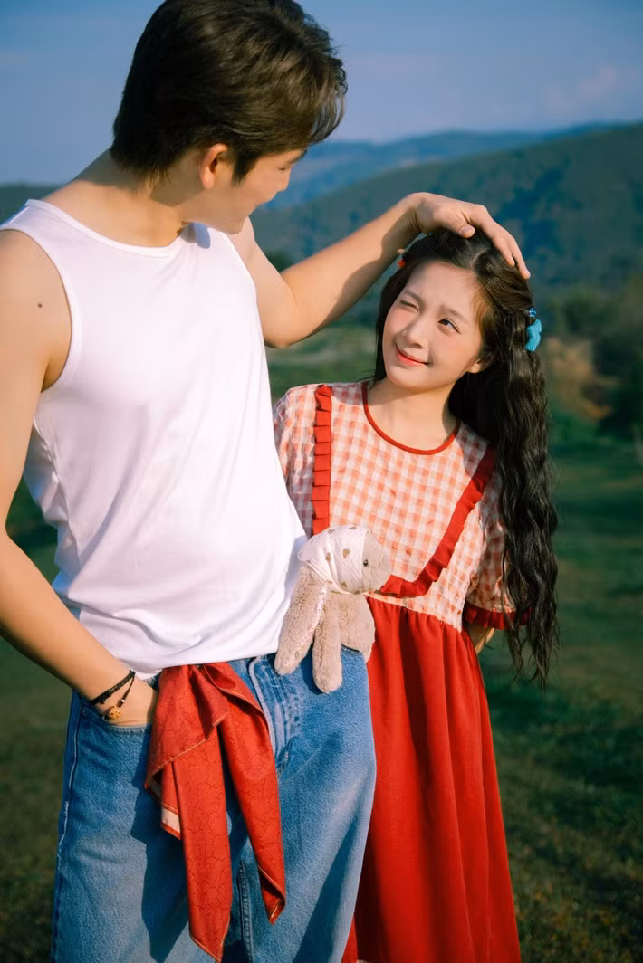 Đình Tú và Ngọc Huyền kết hôn năm 2025. Theo Tiền Phong, trong hôn lễ, Đình Tú tiết lộ rằng vợ chồng anh lần đầu gặp nhau trong phòng thu âm bài hát cho chương trình Gặp gỡ diễn viên truyền hình phát sóng dịp Tết. Khi ấy, cả hai chỉ chào hỏi xã giao mà thôi. Ảnh: FB Đình Tú.