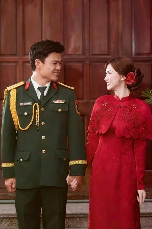 Hòa Minzy cũng chia sẻ rằng cô không có ý định đăng tải quá nhiều chuyện cá nhân lên mạng xã hội. “Em tự nghĩ phải hạn chế mọi thứ lại để anh ấy tập trung công tác”, cô bày tỏ. Thỉnh thoảng, cả hai mới chia sẻ vài khoảnh khắc đời thường để mang lại niềm vui cho khán giả. Ảnh: Vietnamnet.