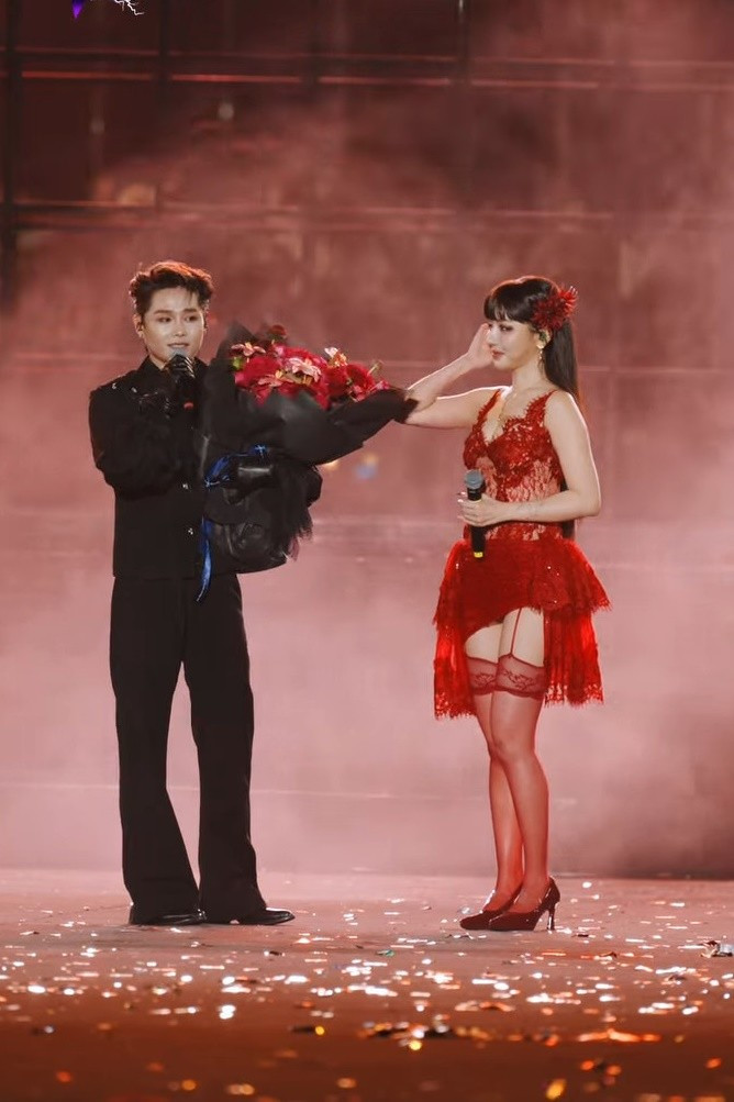 Theo Vietnamnet, trong một chương trình tối 8/3, Tăng Duy Tân bất ngờ mang hoa lên sân khấu tặng Bích Phương. Khoảnh khắc hai ca sĩ đứng cạnh nhau khá gần và trao đổi vài câu ngắn lập tức thu hút sự chú ý của khán giả. Ảnh: Vietnamnet.