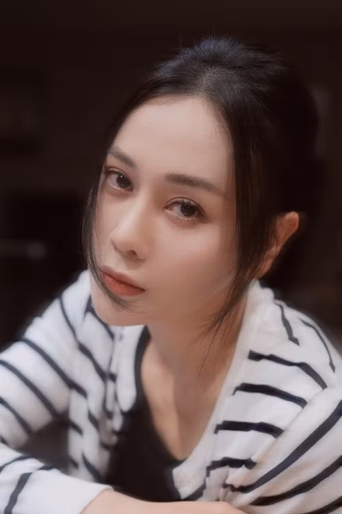 Chỉ sau vài giờ đăng tải, bài viết của Phương Oanh nhận được hàng chục nghìn lượt thích cùng nhiều bình luận động viên từ khán giả. Sự trở lại của nữ diễn viên sau thời gian dài im ắng trên mạng xã hội khiến chia sẻ này đặc biệt được chú ý. Ảnh: FB Phương Oanh.