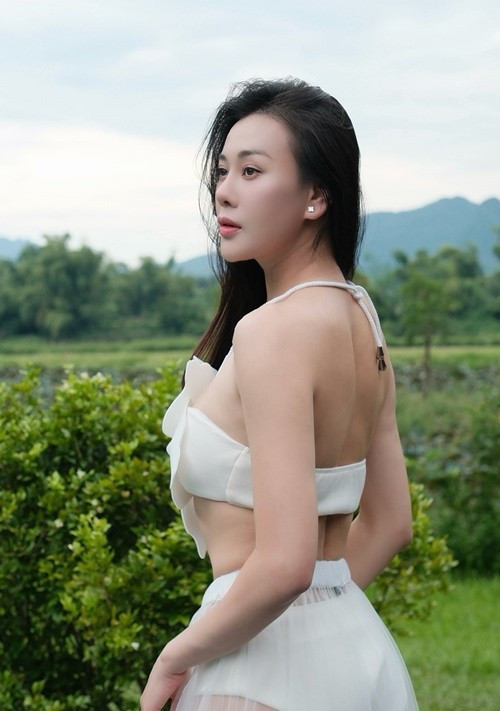 Vóc dáng của nữ diễn viên thon gọn sau hơn 1 năm sinh nở. Ảnh: FB Phương Oanh.