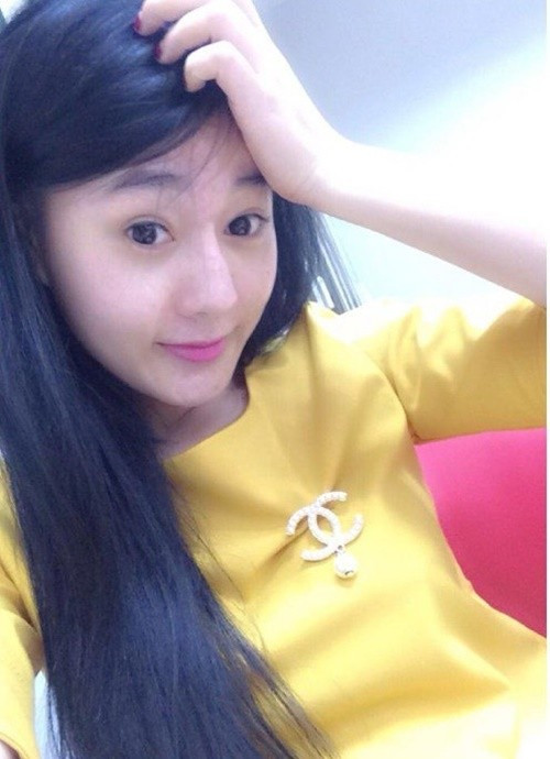 Phương Oanh trông mộc mạc thời điểm năm 2014. "Thời du học sinh đầu to mắt cận. Mặt toàn mụn vì bị ngã nước", Phương Oanh cho biết. Ảnh: Phụ Nữ Việt Nam.