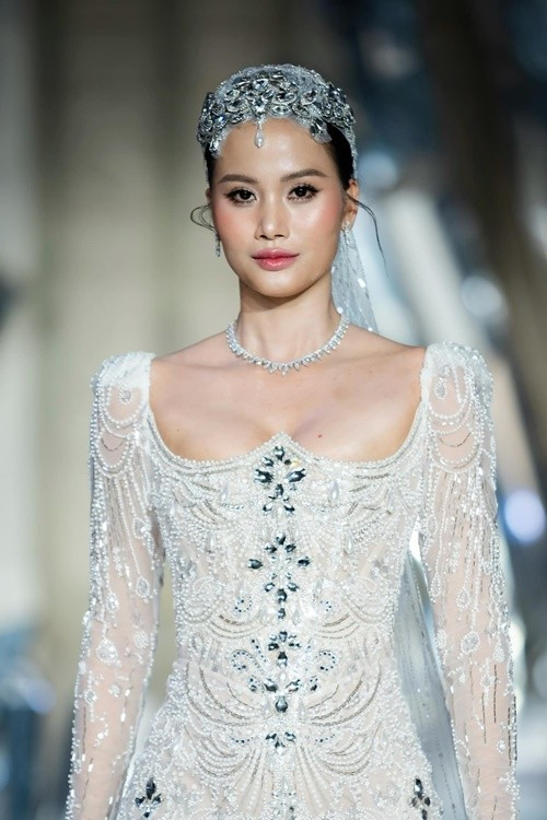 Hương Ly xuất thân là người mẫu. Cô đoạt giải quán quân Vietnam's Next Top Model 2015. Ảnh: Instagram Hương Ly.