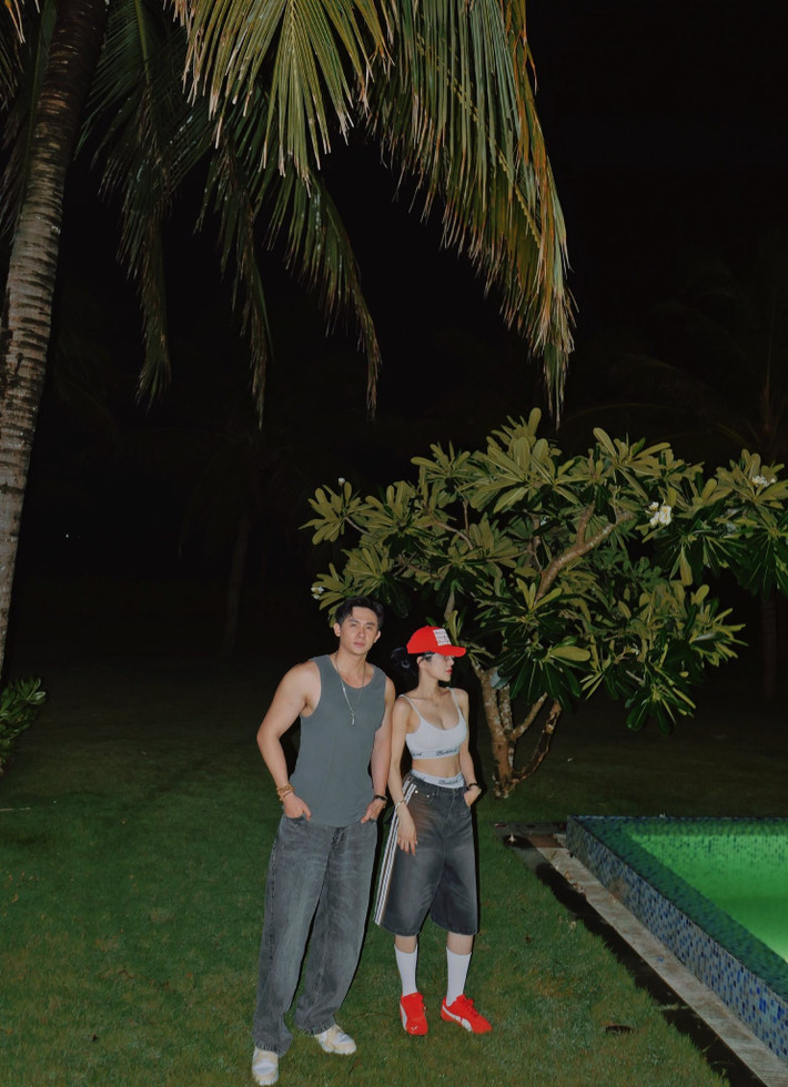 Dưới bài đăng, Diệp Lâm Anh để lại bình luận: "Mặc áo hở sườn", Phạm Kiên đáp lại: "Mọi người dặn nhau mặc áo trắng. Nhà thì chỉ có mỗi áo này chứ'". Ảnh: FB Phạm Kiên.