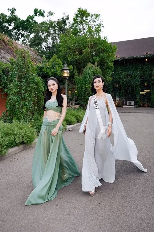Hương Giang lựa chọn thiết kế màu xanh với phom dáng mềm mại, bay bổng. Bộ váy gây chú ý nhờ phần corset xuyên thấu ôm sát vòng eo. Tông màu xanh nhẹ cũng tôn làn da trắng cùng mái tóc đen dài của người đẹp.