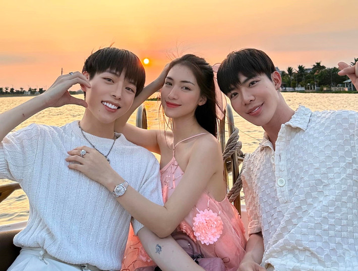 Trong cuộc phỏng vấn với Tổ Quốc, Erik cho biết, gia đình ‘Hoa dâm bụt’ cạnh tranh tích cực trong công việc. "Chúng tôi nhìn vào nhau và nhắc nhau cố gắng”, Erik nói. Ảnh: FB Đức Phúc.