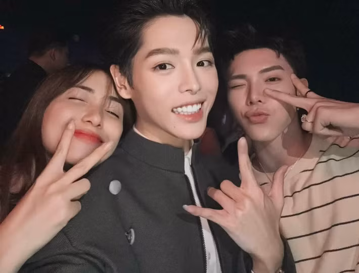 Chia sẻ trên Dân việt, Erik cho biết, mỗi khi người trong nhóm có sản phẩm âm nhạc, hai người còn lại chủ động chia sẻ giúp trên mạng xã hội. Ảnh: FB Đức Phúc.