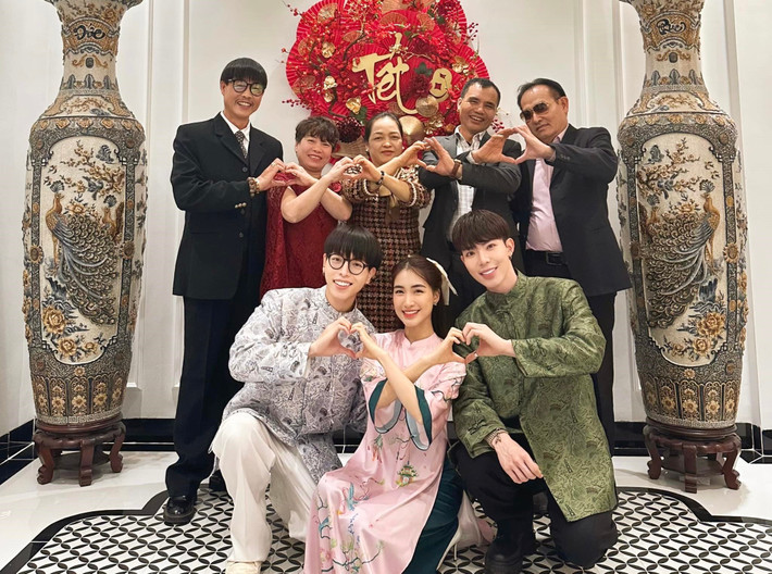 Gia đình của ba chị em nhà ‘Hoa dâm bụt’ thường gặp mặt vào dịp Tết, đi du lịch chung. Ảnh: FB Đức Phúc.