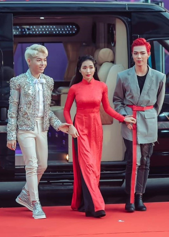 Trong một lần đi diễn chung bên Úc, vì căn phòng quá lớn, Đức Phúc và Hòa Minzy lại sợ có người lạ xâm nhập nên cả hai quyết định ngủ chung một phòng, đóng chặt cửa và chặn hết vali lại. Ảnh: FB Đức Phúc.