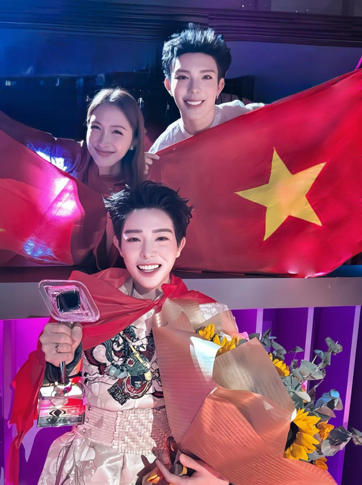 Khi Đức Phúc thi Intervision 2025 diễn ra tại Nga, Erik và Hòa Minzy đến tận nơi tổ chức để cổ vũ nam ca sĩ. Ảnh: FB Erik.