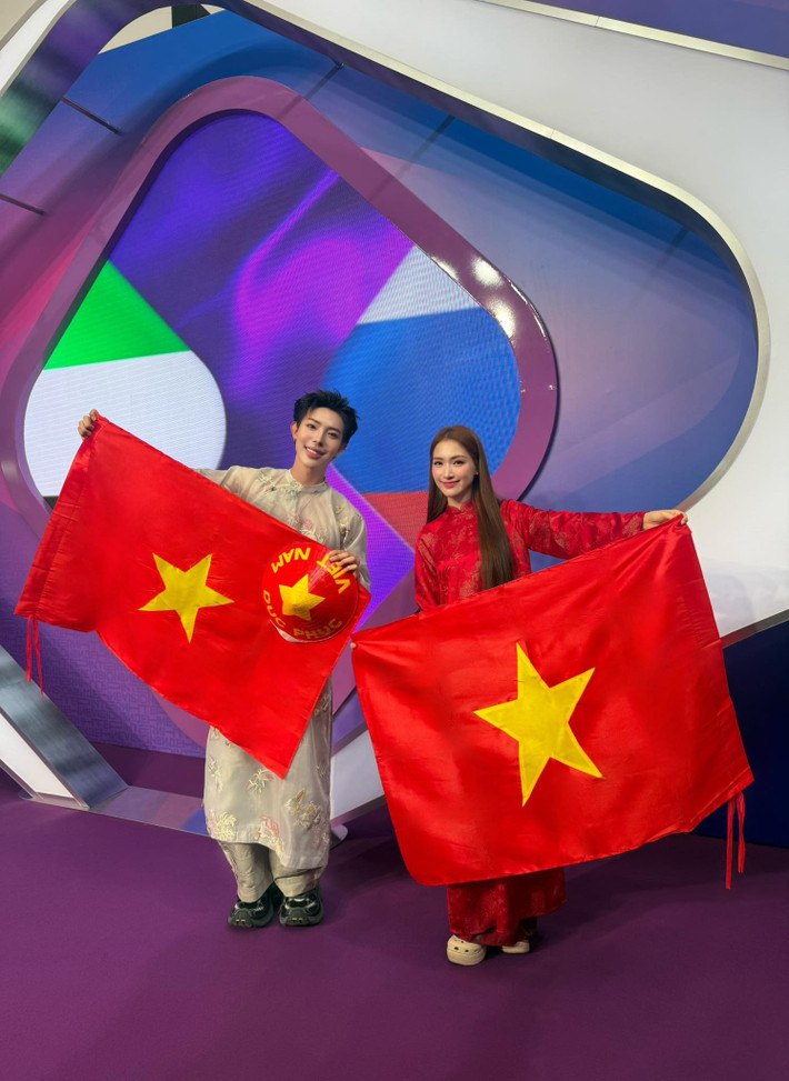 Erik chia sẻ trên trang cá nhân, anh luôn có niềm tin Đức Phúc sẽ làm nên chuyện sau khi xem xong các tiết mục của các đại diện đến từ các nước. Ảnh: FB Erik.