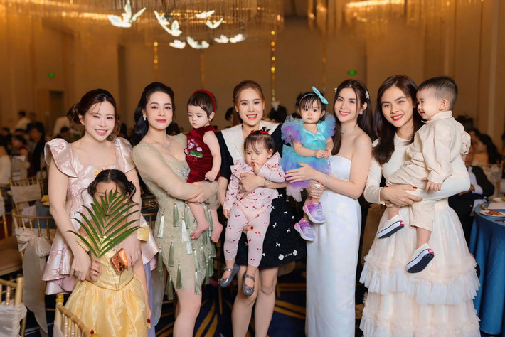 Kha Ly (thứ hai bên phải) chia sẻ khoảnh khắc hội mẹ bỉm sữa gặp gỡ trong tiệc sinh nhật 1 tuổi của con gái Nhật Kim Anh. Ảnh: FB Kha Ly.