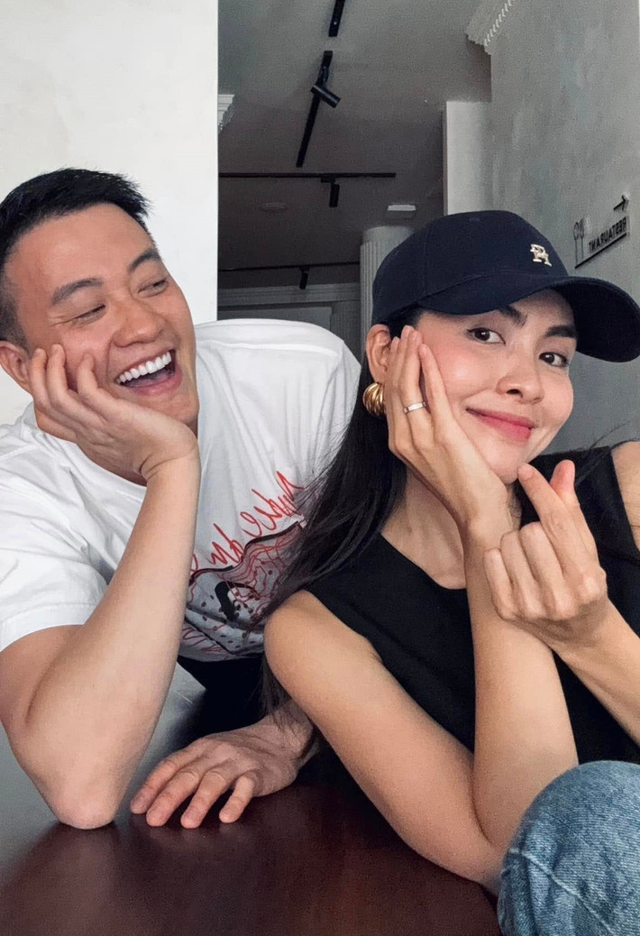 Nam diễn viên chúc Hà Tăng: "Khởi đầu hành trình của tuổi mới tràn đầy hạnh phúc và rực rỡ. Mỗi năm lại tuyệt vời hơn nhé em". Phía ngọc nữ màn ảnh Việt nhắn nhủ Lương Mạnh Hải: "Chúc anh mãi luôn vui và an yên như thế này. Cảm ơn anh đã lớn lên cùng em. Những câu chuyện và tiếng cười bất tận, bất cứ khi nào chúng ta gặp nhau".