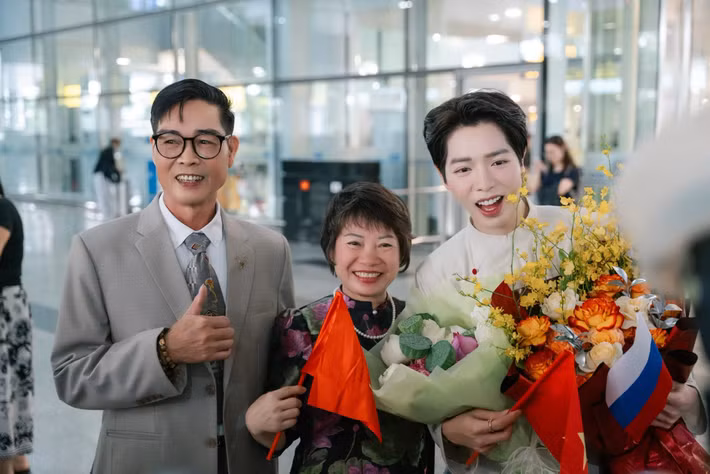 Trên trang cá nhân, ca sĩ Đức Phúc vừa chia sẻ hình ảnh về nước sau chiến thắng ở Intervision 2025 - cuộc thi âm nhạc quốc tế đã diễn ra tại Nga.