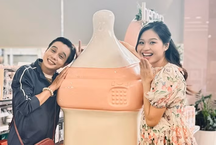 Trong suốt thai kỳ, Tuấn Dũng thường xuyên đồng hành cùng Lê Lộc. Nam diễn viên từng đăng tải bài viết nhân ngày 8/3, gửi lời chúc đến những phụ nữ chuẩn bị làm mẹ: “Chúc các bà mẹ đang bầu bì trong năm nay sẽ mẹ tròn con vuông”. Ảnh: FB Lê Lộc.