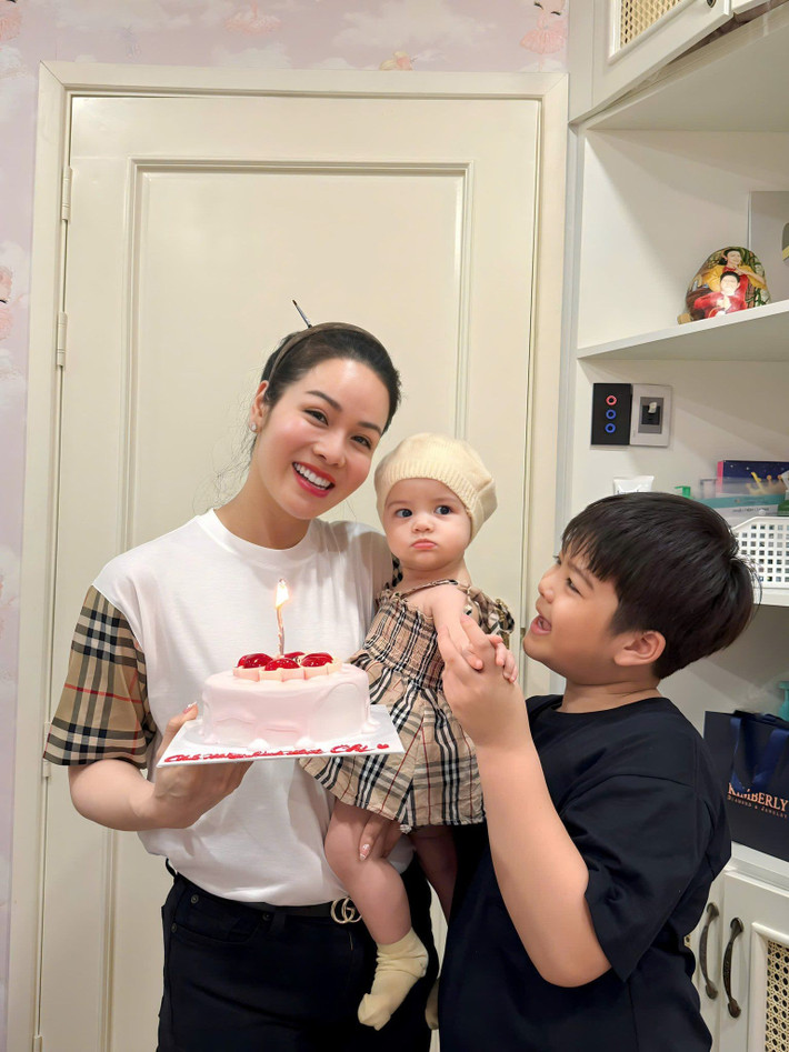 Nhật Kim Anh đón sinh nhật bên hai con tại nhà riêng.