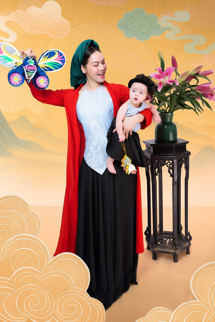 Con gái 9 tháng tuổi của Nhật Kim Anh đáng yêu, đón Trung thu sớm. "Trung thu này, con gái là "món quà" ngọt đậm vị nhất!", Nhật Kim Anh viết trên trang cá nhân.