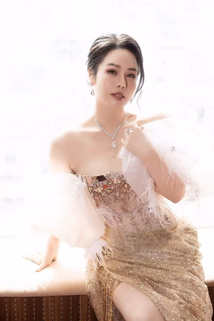 Nhật Kim Anh khoe vóc dáng nuột nà với váy cắt xẻ tại một sự kiện.