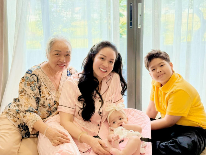 Con trai của nữ diễn viên sống cùng bố và ông bà nội trong những năm qua.