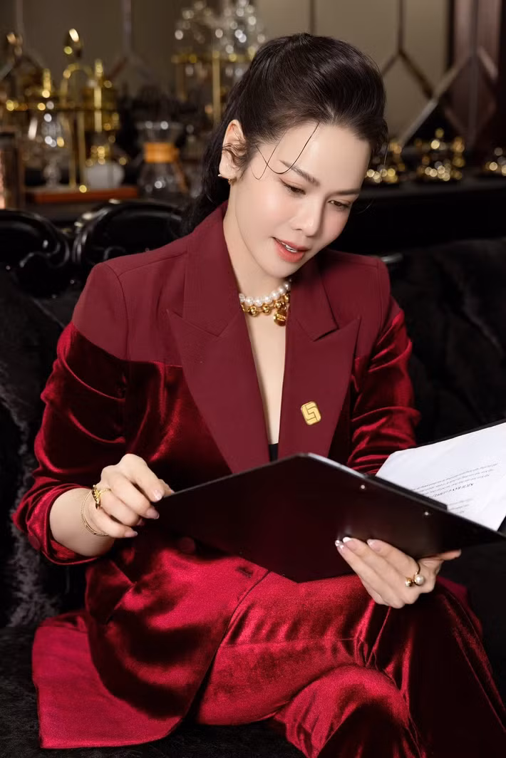 Nhiều khán giả cho rằng tuổi 40, Nhật Kim Anh là phú bà đời thực.