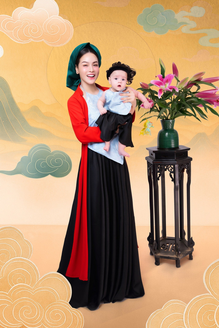 Trong bộ ảnh đón Trung thu sớm, Nhật Kim Anh cùng con gái Julia diện áo yếm kết hợp chân váy dài.