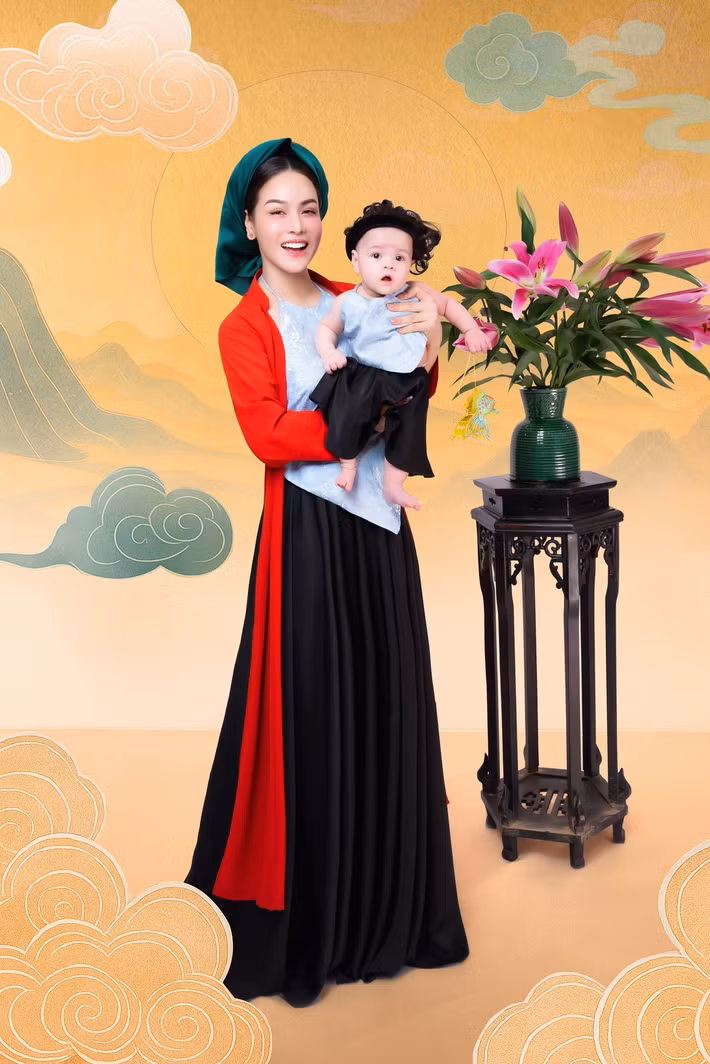 Trong bộ ảnh đón Trung thu sớm, Nhật Kim Anh cùng con gái Julia diện áo yếm kết hợp chân váy dài.