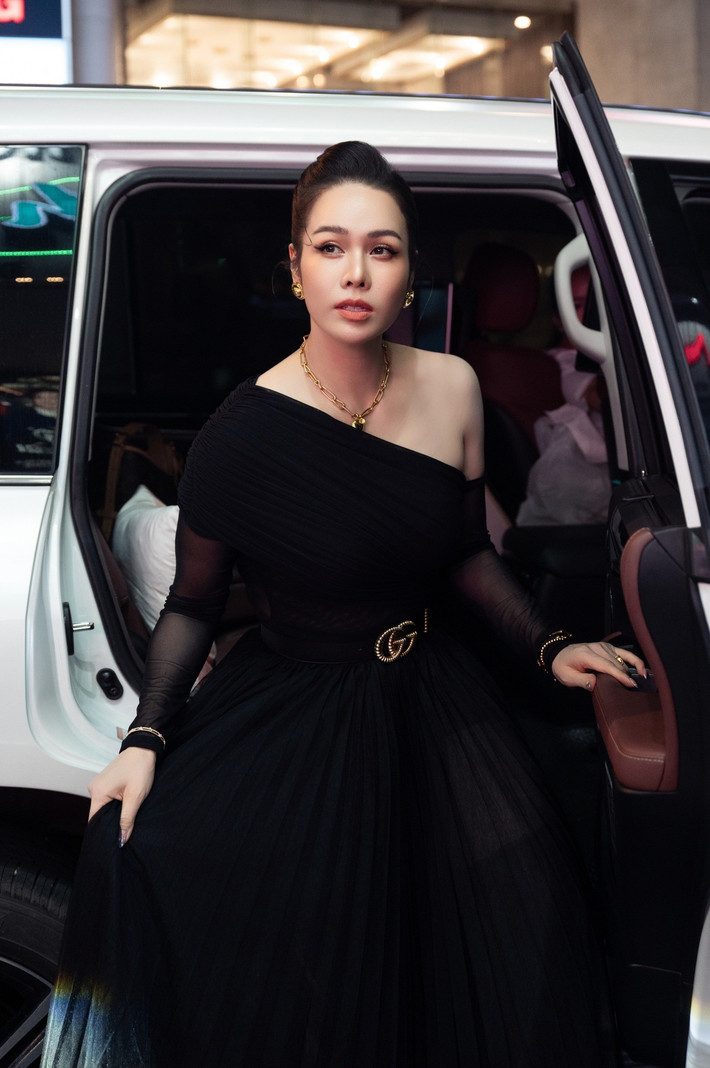 Nhật Kim Anh đi xe sang, mặc đồ hiệu trong nhiều sự kiện, chương trình.