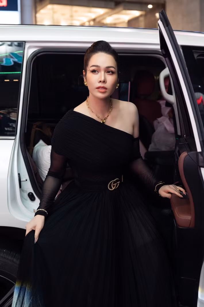 Nhật Kim Anh đi xe sang, mặc đồ hiệu trong nhiều sự kiện, chương trình.