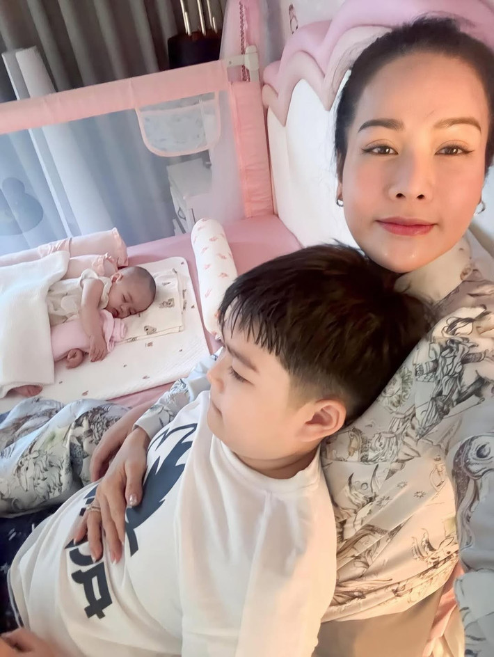 Nhật Kim Anh và con gái đang sống trong biệt thự. Vào cuối tuần, cô thường đón quý tử đầu lòng Bửu Long về ở cùng.