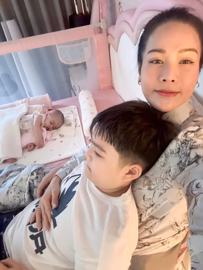 Nhật Kim Anh và con gái đang sống trong biệt thự. Vào cuối tuần, cô thường đón quý tử đầu lòng Bửu Long về ở cùng.
