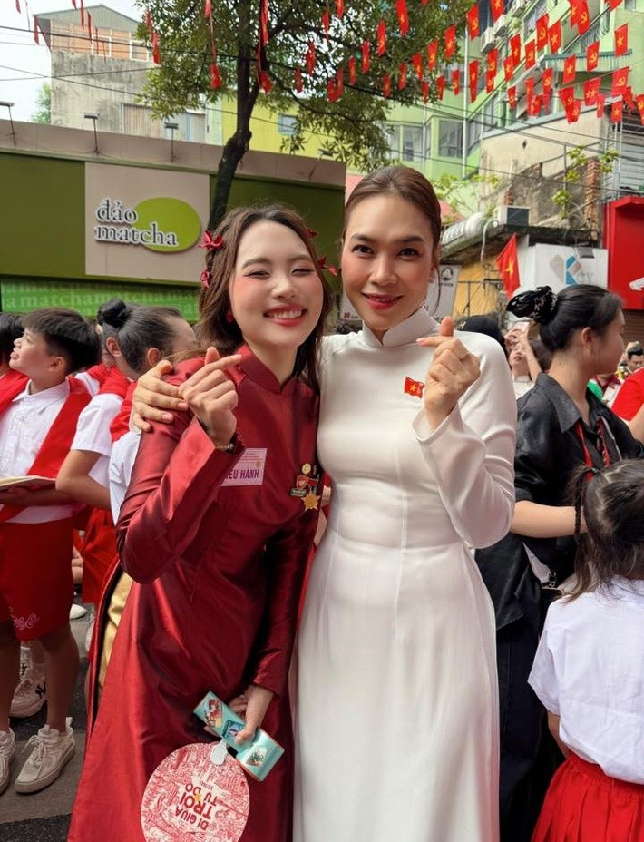 Mỹ Tâm tươi tắn khi chụp ảnh cùng ca sĩ Phương Mỹ Chi trong lễ diễu binh, diễu hành. Ảnh: FB Phương Mỹ Chi.
