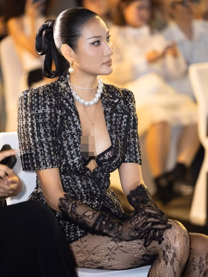 Điểm nhấn lớn nhất là bộ trang sức ngọc trai bản to, kết hợp cùng hoa tai ngọc trai đồng điệu. Đôi găng tay ren đen dài càng làm tăng thêm vẻ kiêu sa, đài các của một quý cô thời thượng.