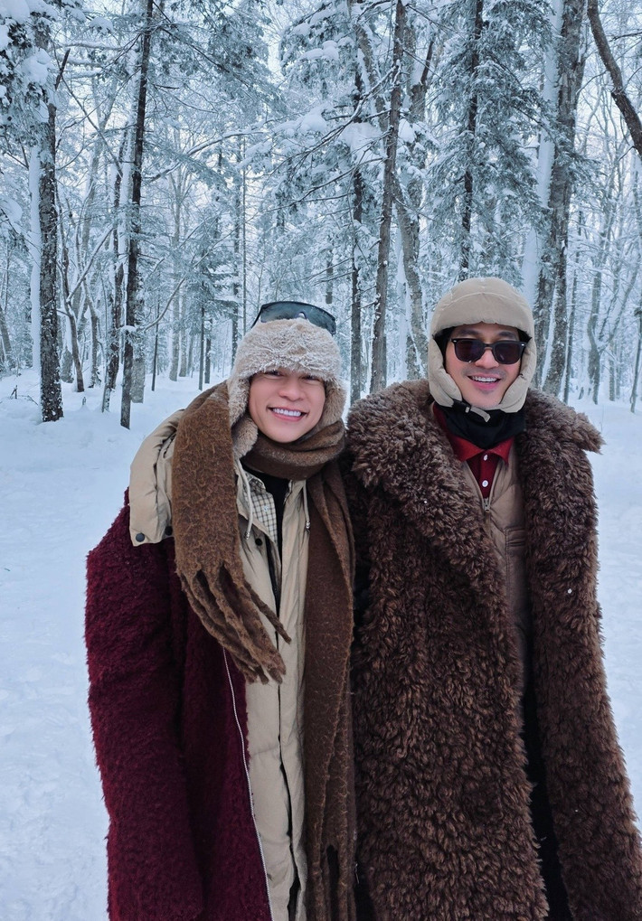 Sơn Đoàn nhắn nhủ Adrian Anh Tuấn: “Cảm ơn tình yêu bền bỉ mà anh dành cho em, đó là em cảm nhận được dù em không bao giờ nói. Không biết mình sẽ bước tiếp với nhau bao lâu nữa trong tương lai. Tuy nhiên như lời hứa ngày đầu, em luôn hứa với anh rằng em sẽ cố gắng từng ngày”.