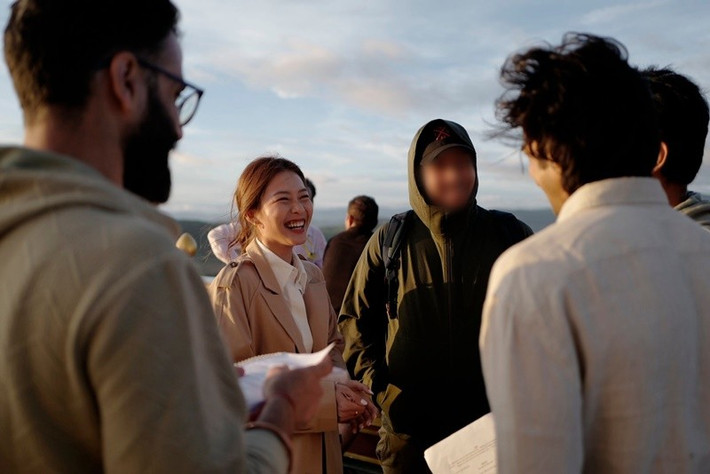 Khả Ngân và Shantanu Maheshwari hợp tác trong phim Vạn dặm yêu em - Love in Vietnam. Mới đây, nữ diễn viên khoe loạt ảnh trên phim trường. Ảnh: Instagram Khả Ngân.