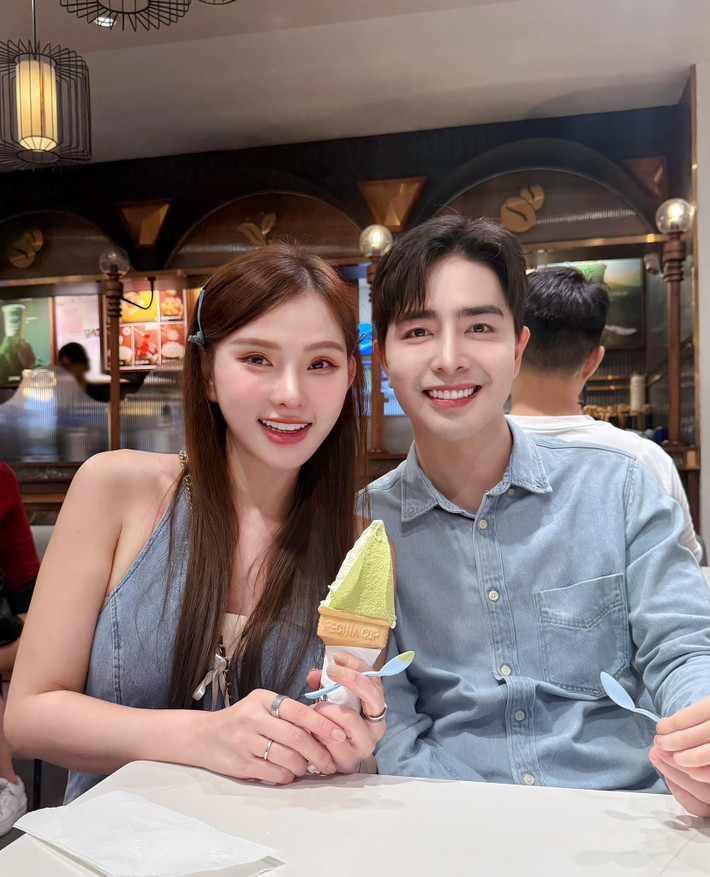 Theo Znews, Thu Thủy và Kin Nguyễn gặp nhau tại một sự kiện năm 2018. Kin chủ động xin chụp ảnh cùng Thu Thủy và Ưng Hoàng Phúc, sau đó liên lạc qua mạng xã hội. Kin Nguyễn cầu hôn Thu Thủy công khai hẹn hò vào tháng 6/2019. Ảnh: FB Thu Thủy.