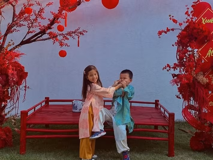 Con gái Hồ Ngọc Hà trêu đùa cậu em trai song sinh. Ảnh: FB Henrylisaleon.