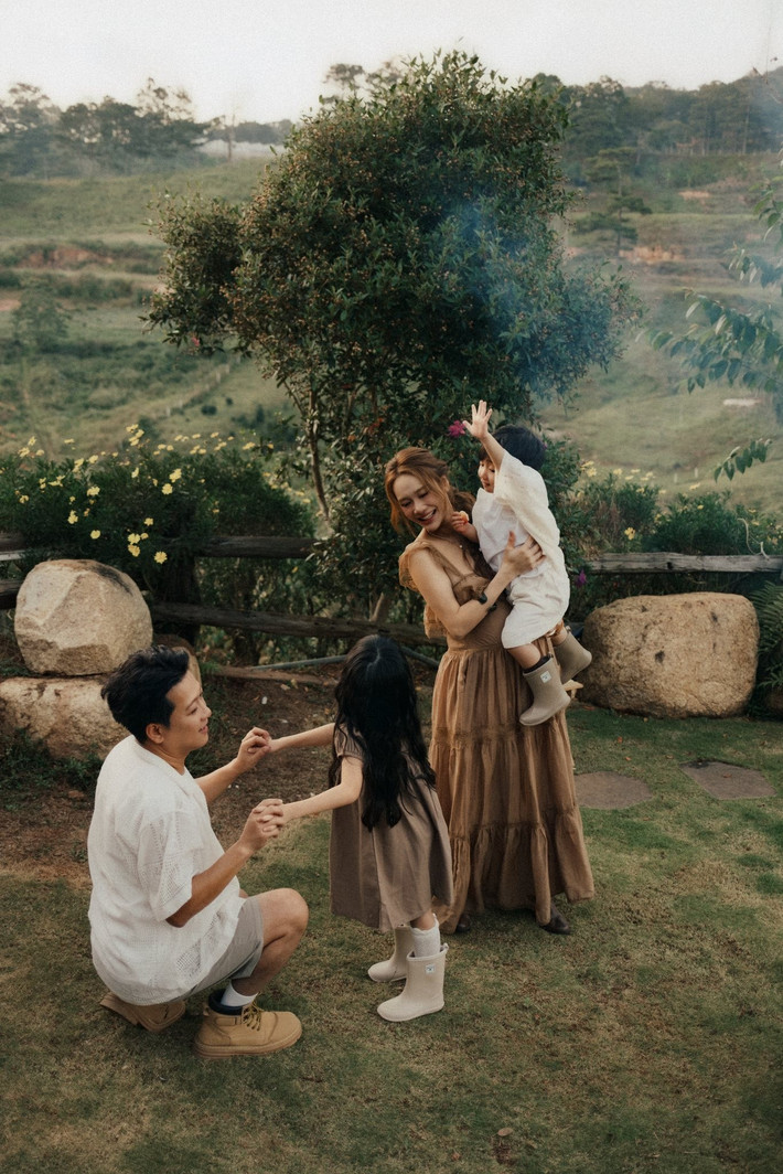 Chia sẻ bộ ảnh, Nhã Phương bày tỏ: "Gói ghém những bình yên ở Đà Lạt vào trong khung hình, nơi có vòng tay của ba Tí, nụ cười của Tiny, ánh mắt của Hope và nhịp tim bé nhỏ đang lớn lên từng ngày bên mẹ". Ảnh: Mạnh Bi.