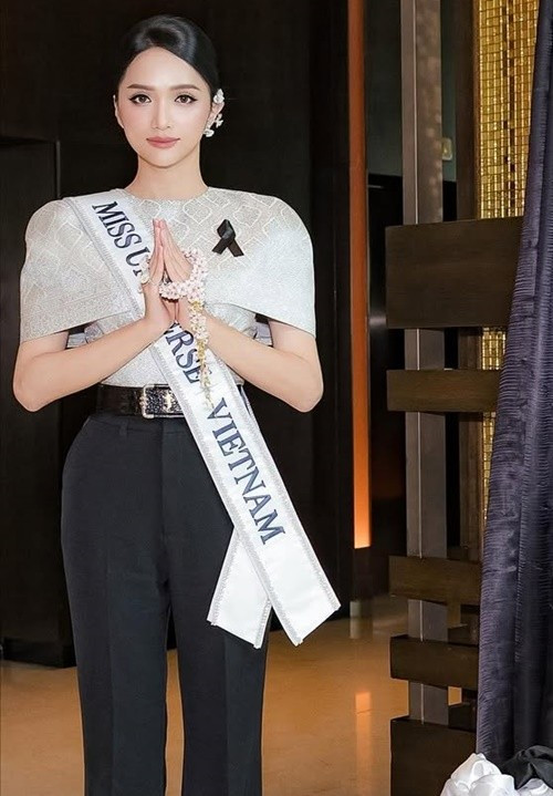 Theo Tiền Phong, Thái Lan đang có quốc tang tưởng nhớ Hoàng Thái hậu Sirikit. Vì vậy, khi tham gia các hoạt động ở cuộc thi Miss Universe 2025, Hương Giang sử dụng chiếc nơ màu đen cài lên trang phục. Ảnh: Instagram Hương Giang.