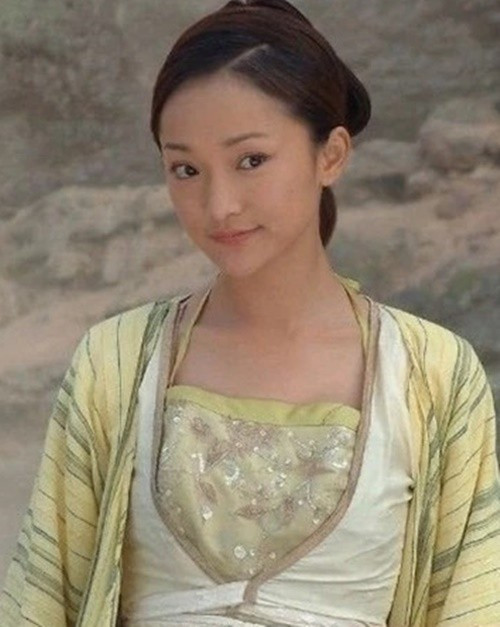 Hoàng Dung của Châu Tấn Anh hùng xạ điêu năm 2003 trong được khen thông minh, lanh lợi, giàu cảm xúc, rất gần nguyên tác. Sau Anh hùng xạ điêu, cô vươn lên hàng đại hoa đán của màn ảnh Hoa ngữ. Đến nay, Châu Tấn vẫn là tên tuổi lớn, thường xuyên góp mặt trong các dự án điện ảnh, truyền hình chất lượng cao. Ảnh: Znews.