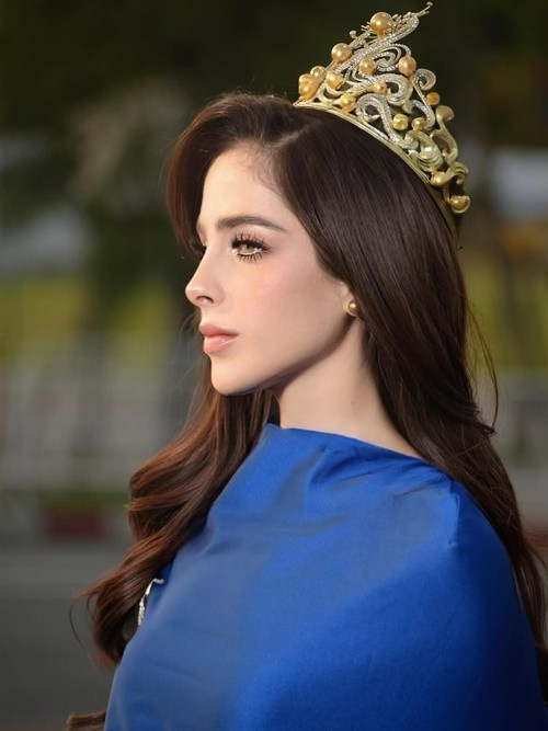 Fatima Bosch đăng tải hình ảnh đội vương miện đồng thời viết: "Bạn có thể thay đổi thế giới bằng chính con người mình". Ảnh: Instagram Fatima Bosch.