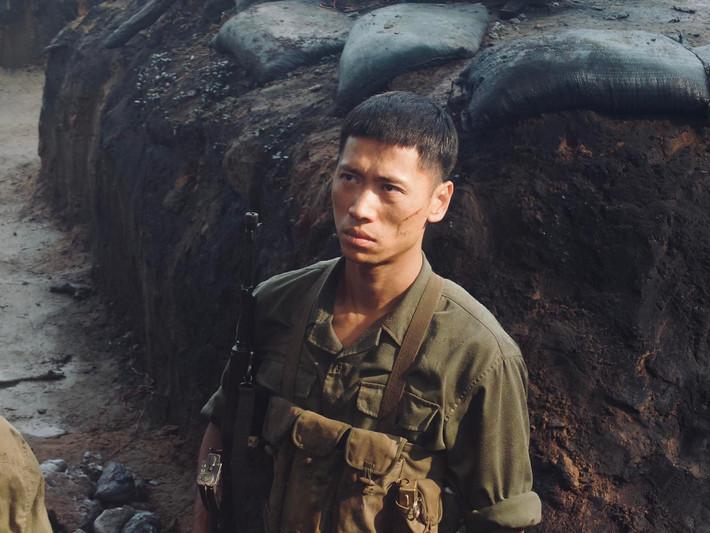 Theo Nhân Dân, trong Mưa đỏ, Lê Hoàng Long đóng Sen - một chàng lính đặc công dạn dày kinh nghiệm, sốc khi chứng kiến đồng đội lần lượt ra đi. Ảnh: FB Lê Hoàng Long.