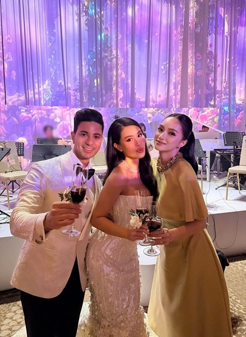 Hoa hậu Hương Giang đăng tải khoảnh khắc chúc mừng Tiên Nguyễn. Ảnh: FB Hương Giang.