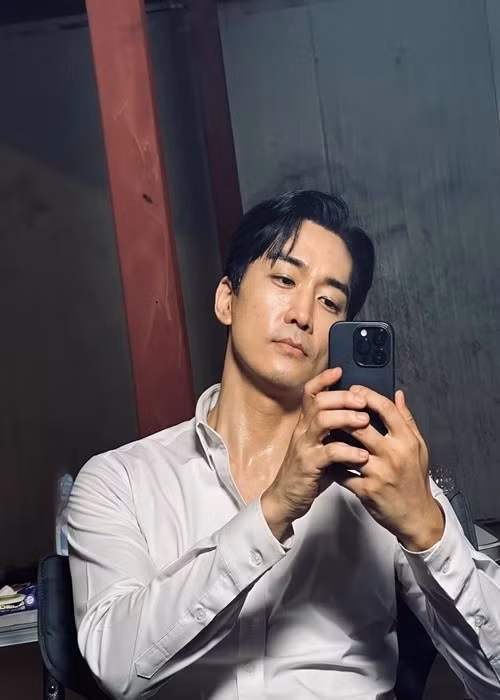 Sau khi chia tay Lưu Diệc Phi, Song Seung Hun chưa công khai mối quan hệ tình cảm mới. Ảnh: Instagram Song Seung Hun.